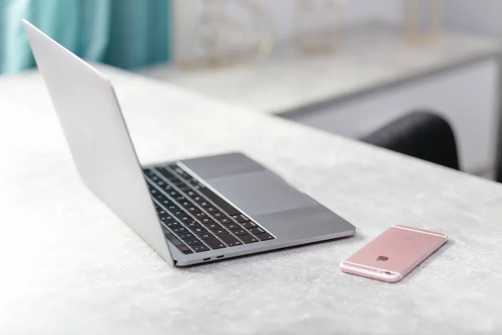 Laptop und iPhone